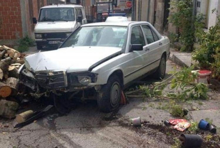 Otkazale mu kočnice na autu, zabio se u cvjećaru