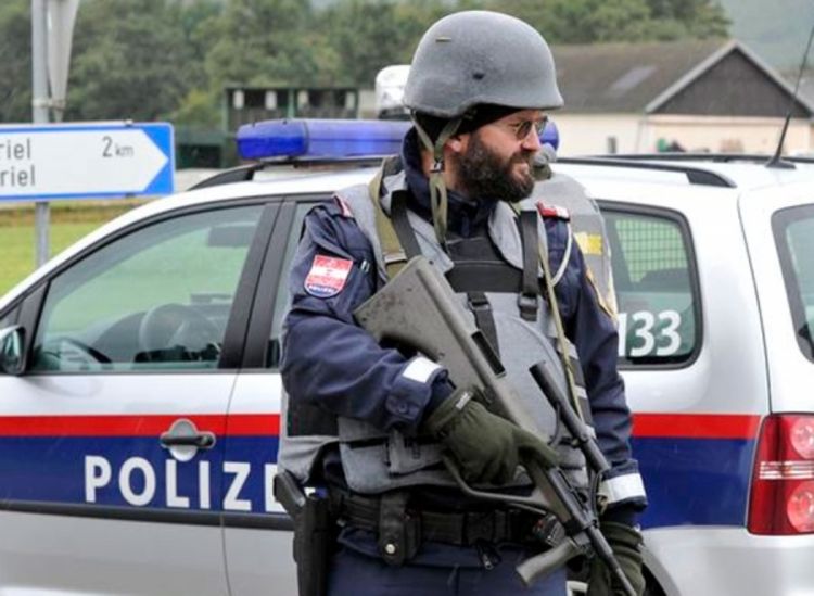 Čovjek ubio dvojicu policajaca i vozača hitne službe