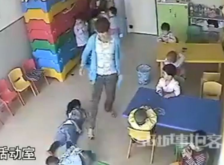 Užasan snimak iz vrtića: Teta vježba karate na djeci