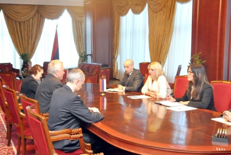 Hil: Riješiti prioritetna pitanja