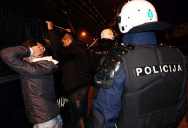 Novi Sad: Dječaci šutirali putnike, otimali im torbe i skidali pantalone pred njima