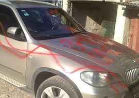 Izbušili sve četiri gume i ostavili poruku "parkiraj opet"