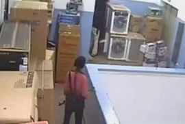 Jeziv snimak: Teroristi iz tržnog centra u Keniji pretresaju ...