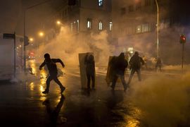 Učitelji protestuju, anarhisti pale