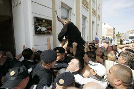 I policajci skidali ćirilične table u Vukovaru