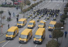 Defile poštara i njihovih vozila