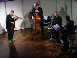 Četvorostruki bis pank violiniste
