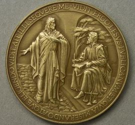 Slovna greška na papinoj medalji
