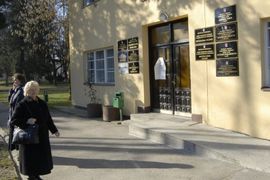 Ploču s dvojezičnim natpisom skinuli su i sa zgrade u Vojniću