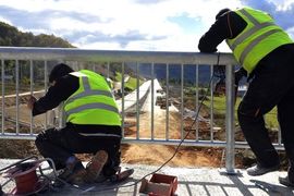 Danju gradi tunel, noću sprema svadbu s Bosankom