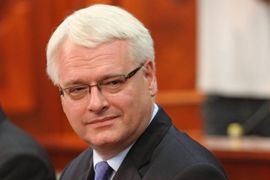 Josipović: Skidanje dvojezičnih tabli - sramota za sve nas