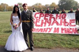 Vjenčali se pred strojem 63 . padobranskog bataljona