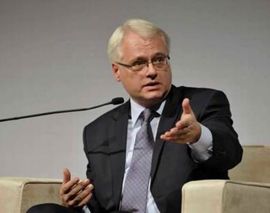 Josipović zadovoljan jer policija više ne čuva ćirilicu u Vukovaru