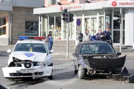 Banjaluka: Prošao kroz crveno svjetlo i udario policijski auto