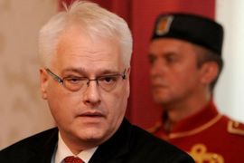 Josipović: Skidanje ćirilice nije dobro