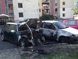 U požaru uništena dva automobila