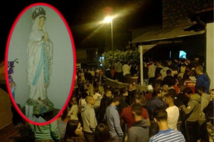Gospin kip koji svijetli sklonjen iz Vickine kuće