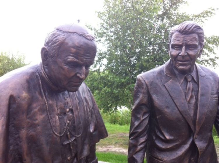 Istraga o vandalizovanju Reganove statue