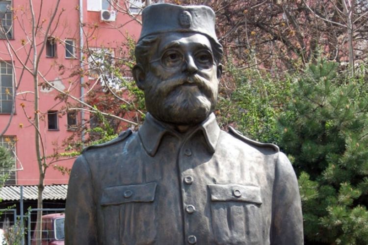 NIŠ: Spomenik Draži ofarbali u zeleno