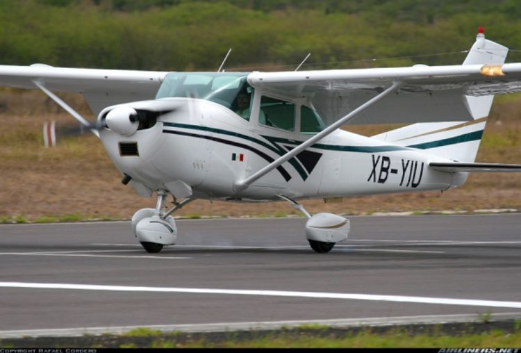 Nakon što je pilotu pozlilo, jedini putnik preuzeo komandu