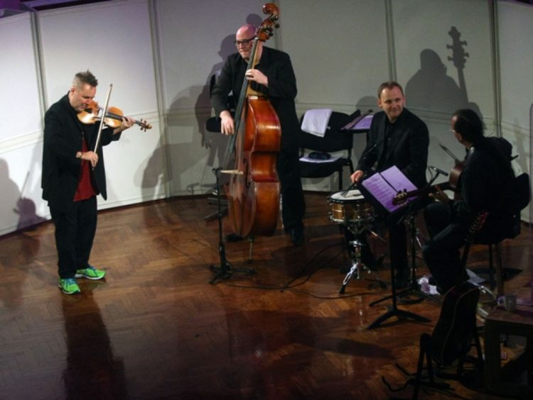 Četvorostruki bis pank violiniste