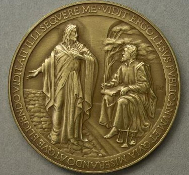 Slovna greška na papinoj medalji