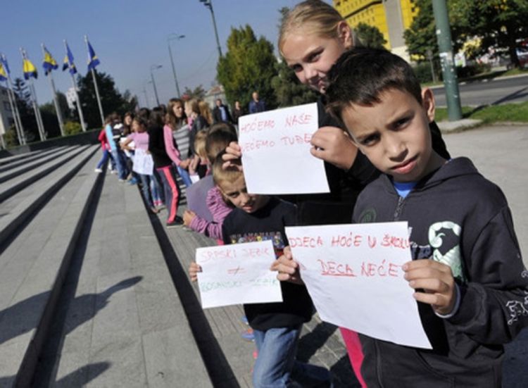 Roditelji i djeca iz Konjević-polja i večeras pred zgradom OHR-a