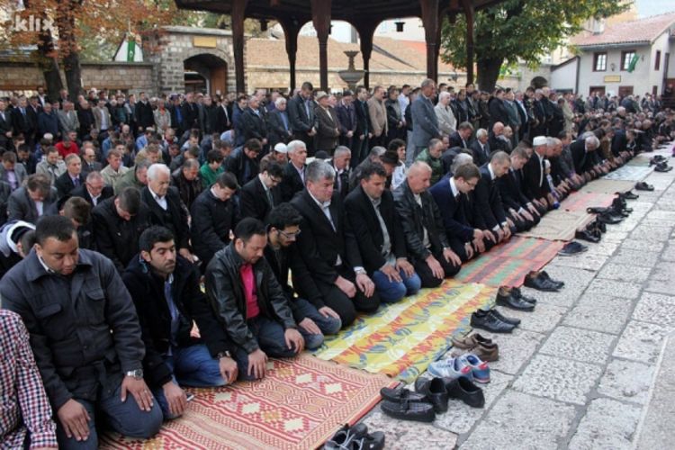 Bajram-namaz klanjan u džamijama širom BiH