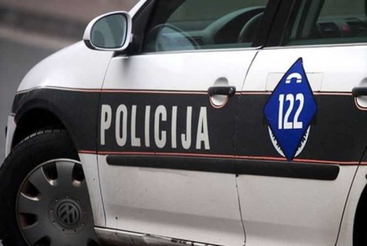 U dvorište porodične kuće bačena bomba