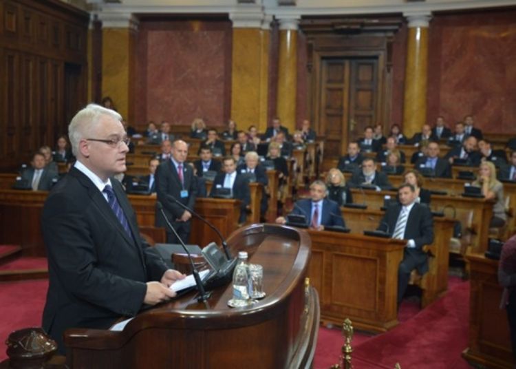 Josipović u Skupštini Srbije: Zatvoriti stranice sukoba