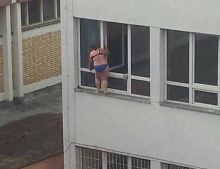 Ekonomska škola u Banjaluci: Školski prozor čisti u gaćicama