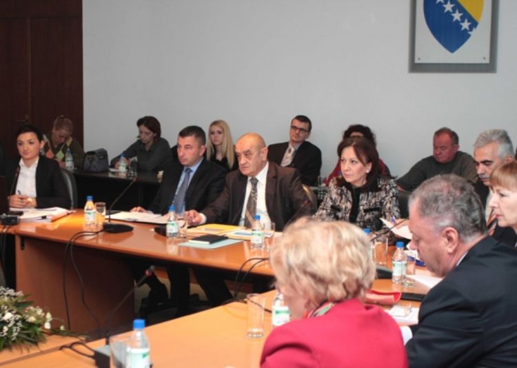 Politika "zarobila" oko 700 miliona evra