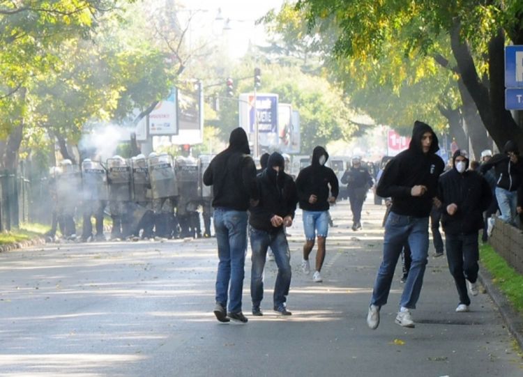 Gej parada u Podgorici: Kamenicama na pendreke