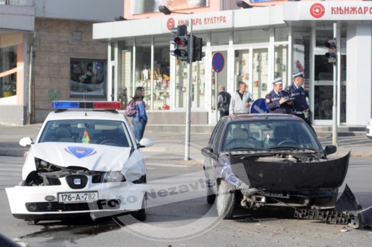 Banjaluka: Prošao kroz crveno svjetlo i udario policijski auto