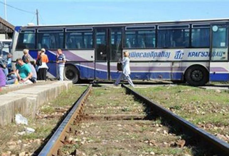  Noć proveli u autobusima kojima su blokirali put i prugu