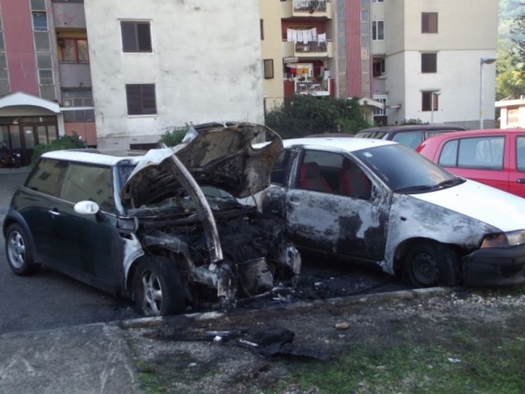U požaru uništena dva automobila