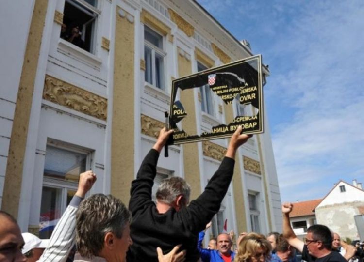 Ultimatum Milanoviću - skidanje tabli ili referendum