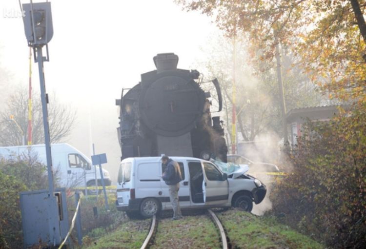Tuzla: Sudar lokomotive i dostavnog vozila, jedna osoba poginula
