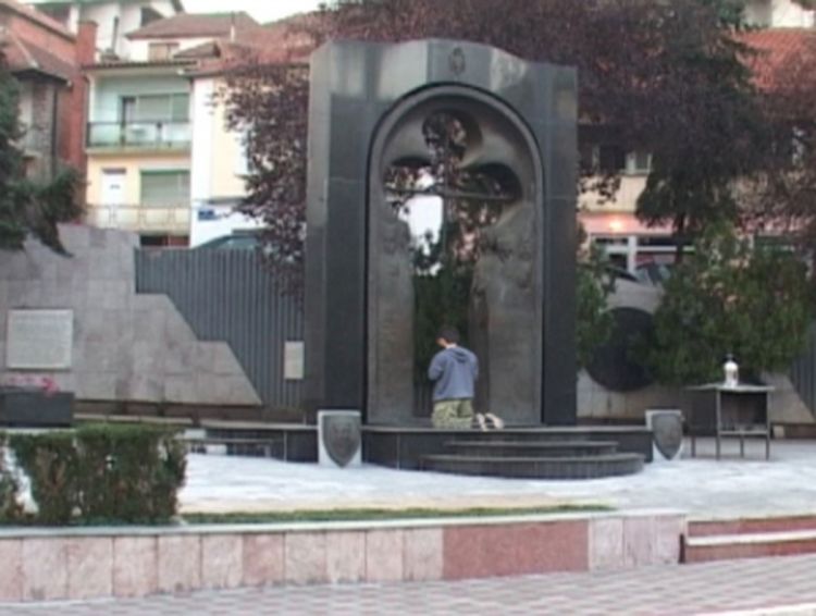Misterija u Zvorniku: Kome se moli mladić na trgu?