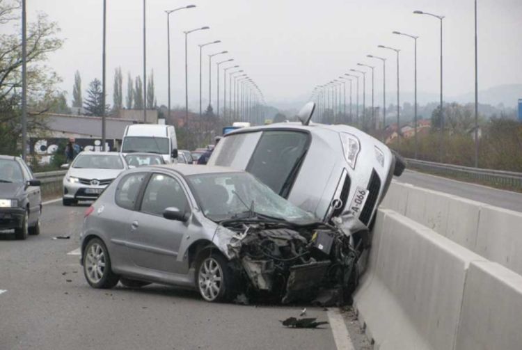 Dva lica lakše povrijeđena u Trnu