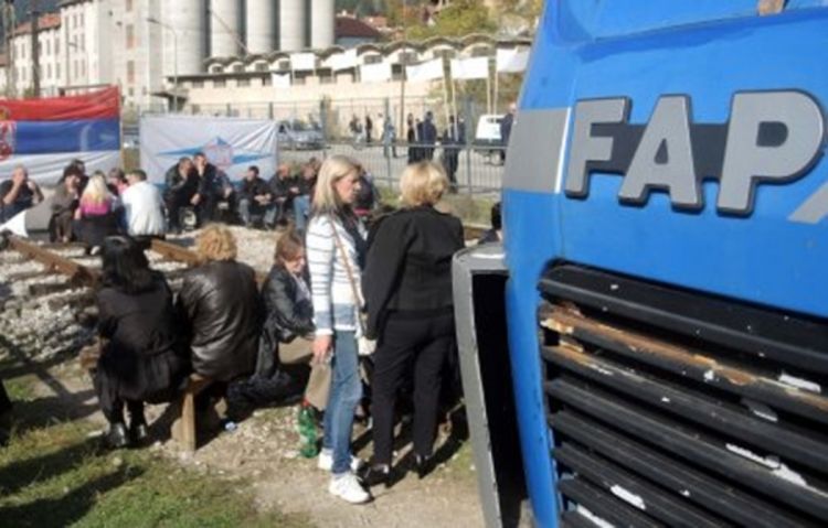 Radnici FAP-a ne odustaju od blokade ni treći dan