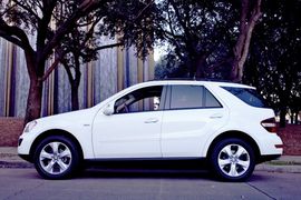 Izgorio skupocjeni  džip u Novom Sadu
