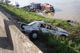 Stravična nesreća u Gradišci: Automobilom preletjeli kej i survali ...