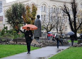 Kamenje oko spomenika u centru