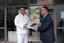 Poslanik poklonio aparat za biohemijsku analizu