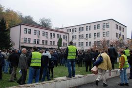 Radnici Hidrogradnje protestuju pred zgradom Vlade FBiH
