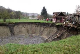Ključ: Jezero presušilo preko noći, ostala ogromna rupa koja se širi