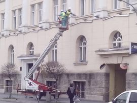 Radna subota: Radnici čistili fasadu ASBL