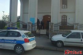 Na ogradi džamije ostavljena vulgarna poruka