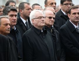 Hrvatski državni vrh blokiran u mimohodu kroz Vukovar